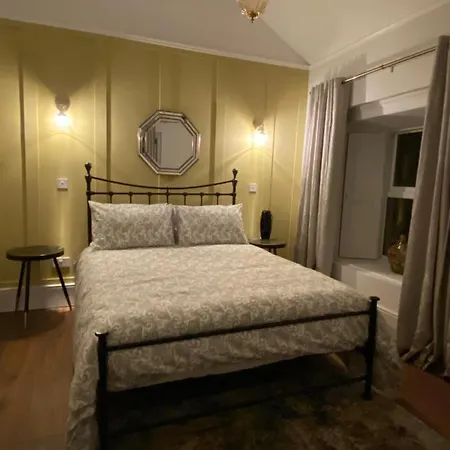 No. 1 Bridge Street Apartment *